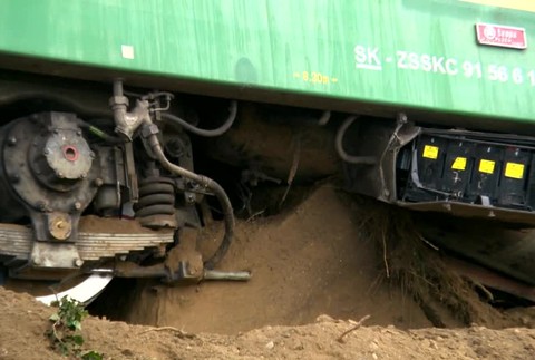 Na východe Slovenska sa vykoľajil vlak. Zastavil ho až náraz do stĺpa4577