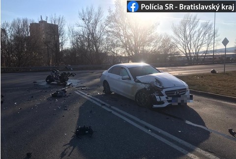 Motorkár bol po zrážke s autom na mieste mŕtvy.
