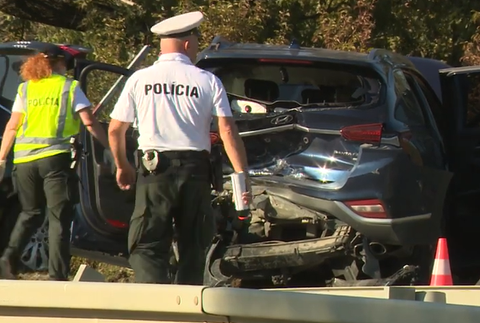 Nehoda dvoch áut a dvoch cyklistov 