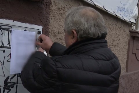 Po 20. rokoch súdov sa rozhodol bojovať za spravodlivosť. Verejne vystavil mená sudcov