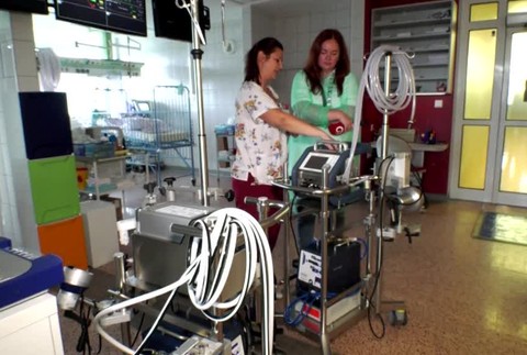 Tím banskobystrických lekárov bojoval o život Emky. Pri pôrode vdýchla smolku