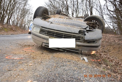 Po náraze sa auto prevrátilo na strechu. Vodič nafúkal viac ako 2 promile