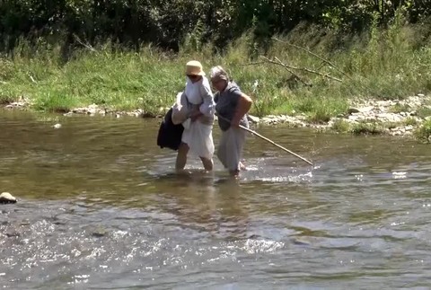 Žena (74) je doslova za vodou. Most, ktorý ju spája so zvyškom dediny strhol silný prúd