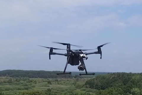 Dron pri policajnom zásahu na hraniciach odhalil nelegálneho migranta