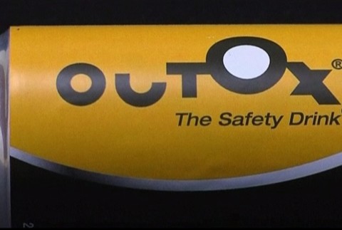 nealkoholicky napoj outox,plechovka polozena