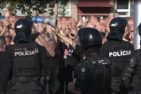 Súboj tradičného derby neskončil len na trávniku. Zápas opäť sprevádzalo primitívne chovanie fanúšikov