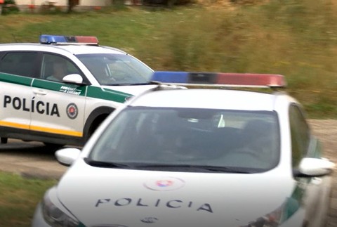 policajti idú na miesto, kde našli bezvládne telo