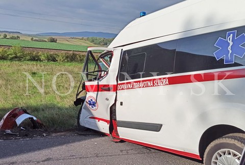 Nehoda sanitky, auta a kamióna