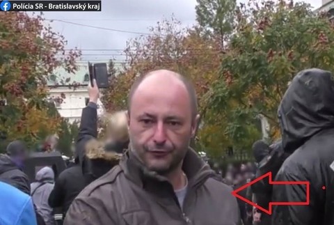 Polícia žiada o pomoc pri identifikácií chuligánov z protestu proti Matovičovým zákazom.