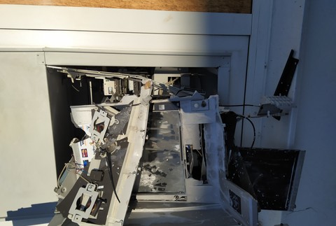 Zlodeji v hlavnom meste vykradli bankomat. Po výbuchu všade lietali peniaze