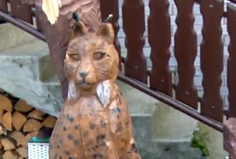 Vandal zničil umelecké lavičky