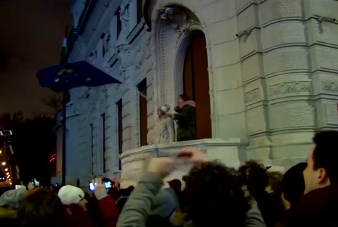 V uliciach Budapešti to vrie. Pred budovou parlamentu sa zišli tisíce ľudí