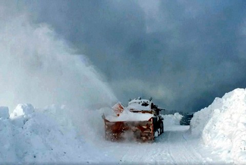 Domácnosti bez vody alebo 30 snehuliakov. Dve tváre snehovej kalamity
