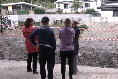 Na zosuv svahu pri domoch mal pomôcť bager. Priviezli ho ale bez bagristu