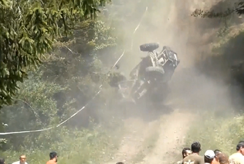 Mladý jazdec nezvládol terén a niekoľkokrát sa prevrátil