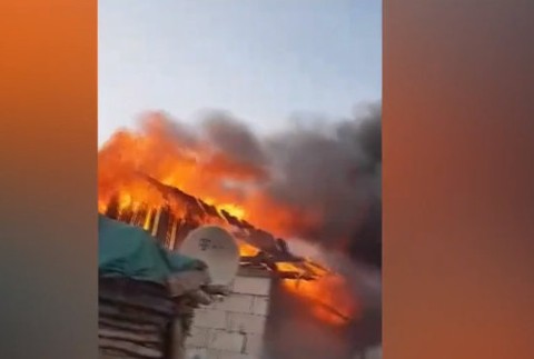 V dedine vypukol obrovský požiar. Rodiny s deťmi prišli o strechu nad hlavou