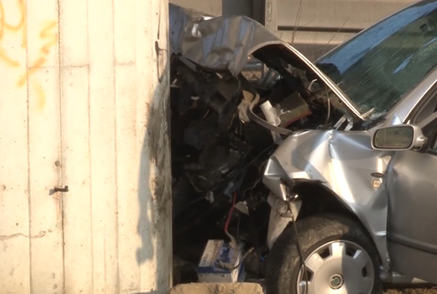 Muž narazil s autom do mostného piliera