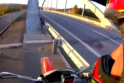 Kaskadérsky kúsok, z ktorého až mrazí. Video si zaslúžilo pozornosť celého internetu, ale aj polície