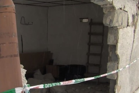 Autom skončil v stene garáže 