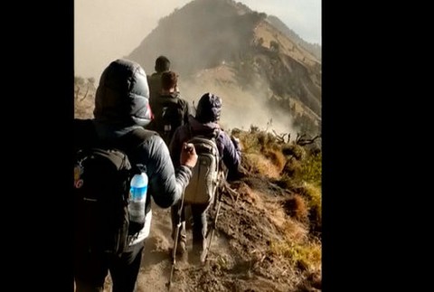 turisti schádzajú z najvyššej hory sveta po zemetrasení 