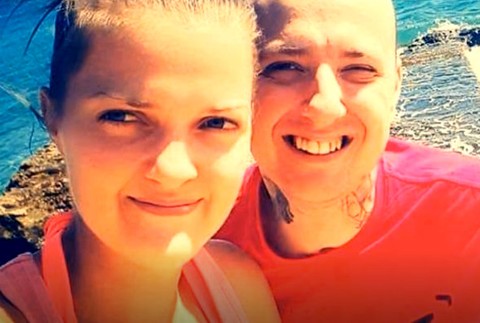 Po nešťastnom skoku do bazéna sa o Martina stará jeho priateľka. Pre zákon sa ale nemôžu zosobášiť