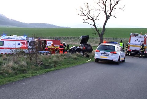 Mrazivý pohľad na auto po náraze do stromu. Polícia už pozná príčinu nehody