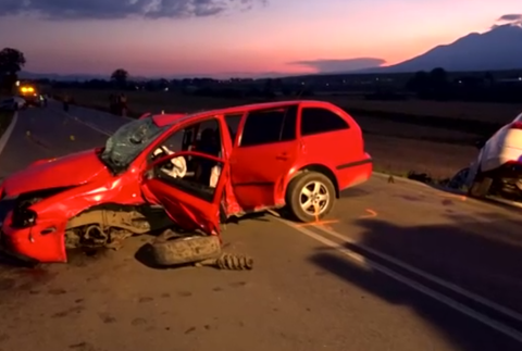 Jeden mŕtvy, traja ťažko a traja ľahko zranení. Toto je výsledok zrážky troch áut