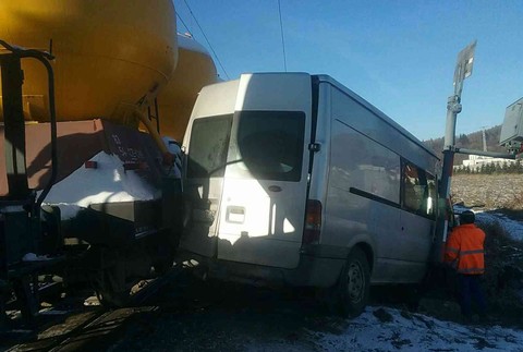 Vážna nehoda pri železničnom priecestí: Vodič dodávky môže hovoriť o zázraku