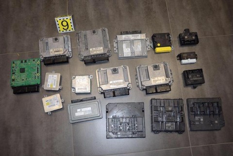 Súčiastky z áut, ktoré ukradla skupina 4 mužov 