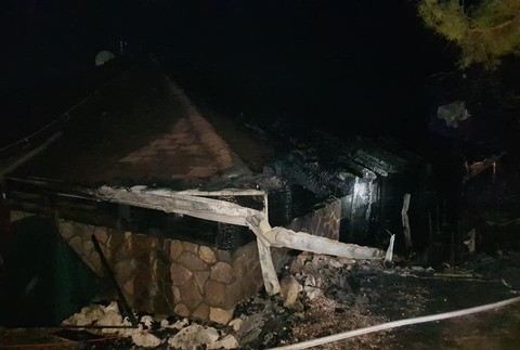 Hasiči v noci zasahovali až trikrát. Spať im nedal oheň a únik plynu