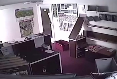 V múzeu pri Banskej Bystrici v noci záhadne padajú knihy z police. Zachytili to aj kamera