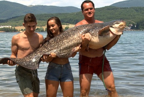 Školáčka Emka ulovila obrovského sumca. Sama s ním bojovala desiatky minút