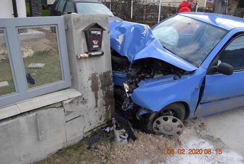 Ranná námraza zapríčinila nehodu. Vodička skončila v betónovom plote