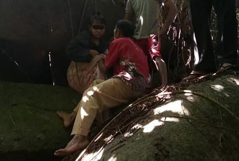 Dievča uväznené v jaskyni 