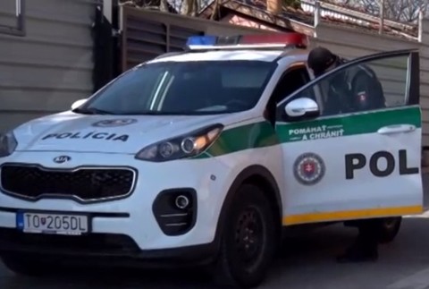 Policajti prehľadali viaceré budovy. Pri razii zatkli majiteľa autoservisu