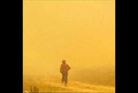 VIDEO: Hasiči uprostred požiaru zápasili s ohnivým vírom. Ten im vtiahol hadicu656