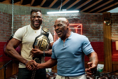Francis N'Gannou a Mike Tyson