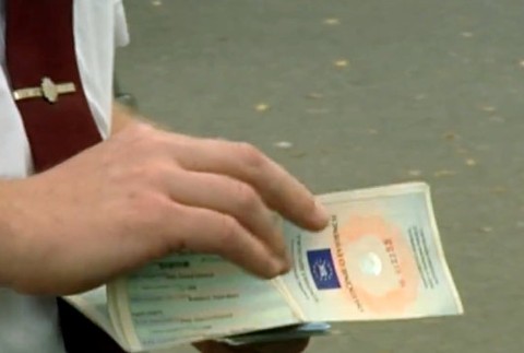 Policajt vám môže pri bežnej kontrole odobrať tabuľky s evidenčným číslom. Ako sa tomu vyhnúť?