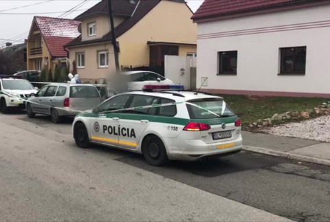 Policajti zastavili muža, ktorého podozrievali z požitia alkoholu. Previerka ich priviedla k mŕtvej žene