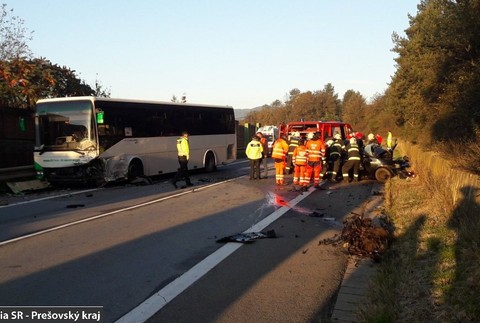 Mladý vodič prešiel do protismeru rovno pod kolesá autobusu. Nehodu neprežil
