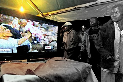 Prezidentské voľby USA Keňa Afrika Keňania sa tešia tanec Obama