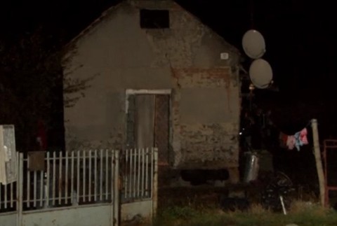 Otec hodil o zem dvojročného syna. Utrpel vážne zranenia hlavy