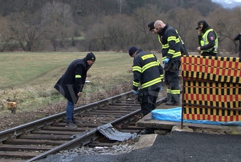 Vlak zachytil muža, ktorý stál príliš blízko pri železničnom priecestí