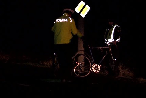 Zrazil cyklistu a z miesta ušiel. Policajti po mužovi dlho nepátrali