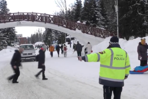 Pekné počasie lákalo turistov na prechádzku 