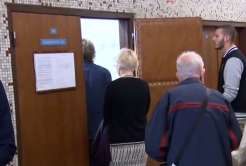 Priateľku mal vyhodiť z balkóna. Súd pokračoval výsluchom svedkov