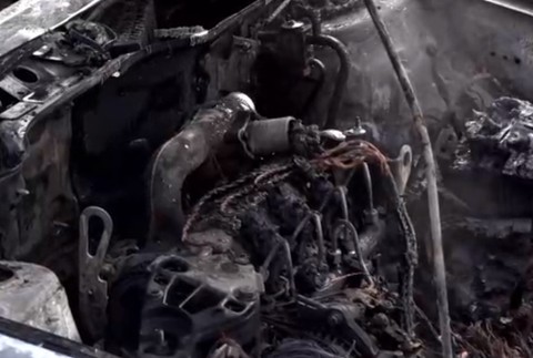 Predvianočné nákupy im zmaril požiar auta. Horieť začalo počas jazdy