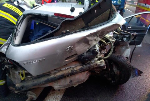 Nehoda na R1. Zrazilo sa nákladné auto s dvomi osobnými