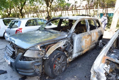 FOTO: V Komárne v noci zhoreli štyri autá. Polícia už začala trestné stíhanie 