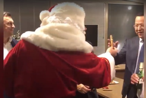 VIDEO: Robert Fico ako Mikuláš. Koaliční kolegovia dostali alkohol a cigary